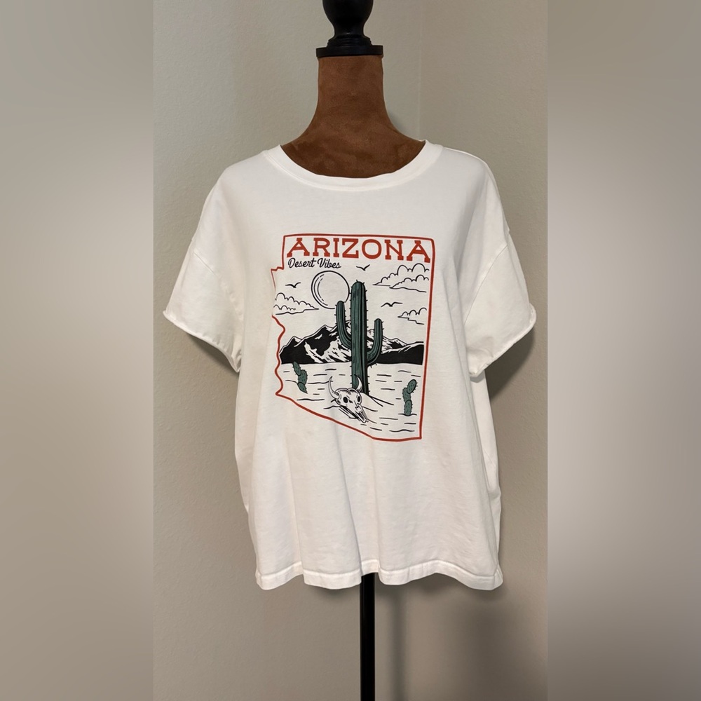 Le Lis White Crewneck Tee with Arizona/Desert theme